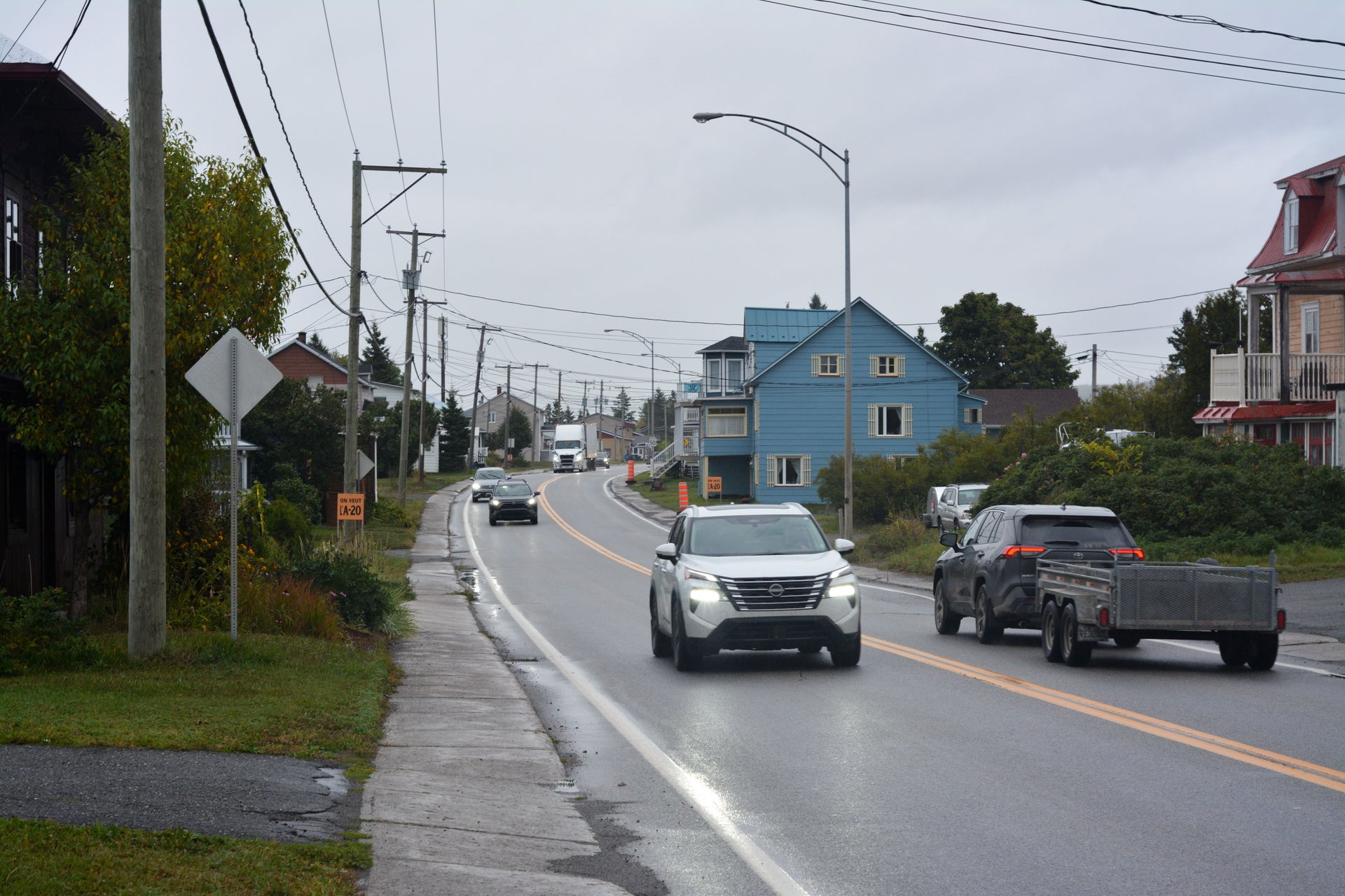 Circulation par un matin de semaine sur la route 132 à Saint-Simon-de-Rimouski.